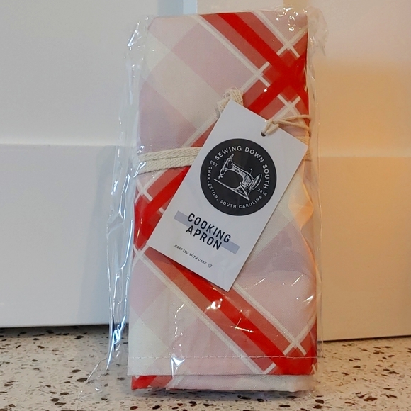 SEWING DOWN SOUTH Cooking Apron in Perfectly Plaid - Picture 2 of 2